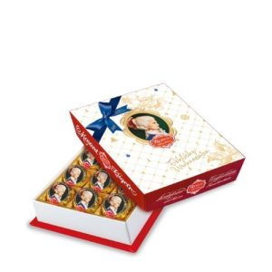 Конфеты из молочного шоколада с марципаном